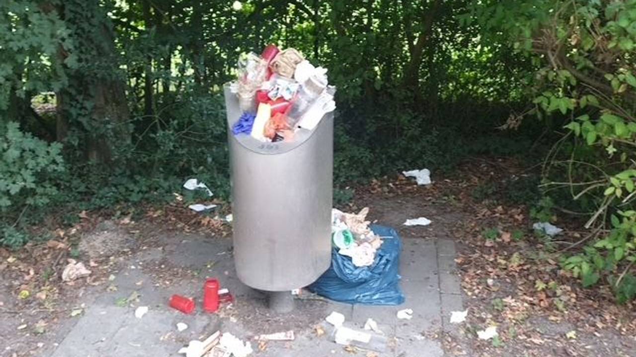 Überfüllte, weil zu kleine Mülleimer, sind an vielen Orten aus Sicht zahlreichen Kölner und Kölnerinnen ein Problem.