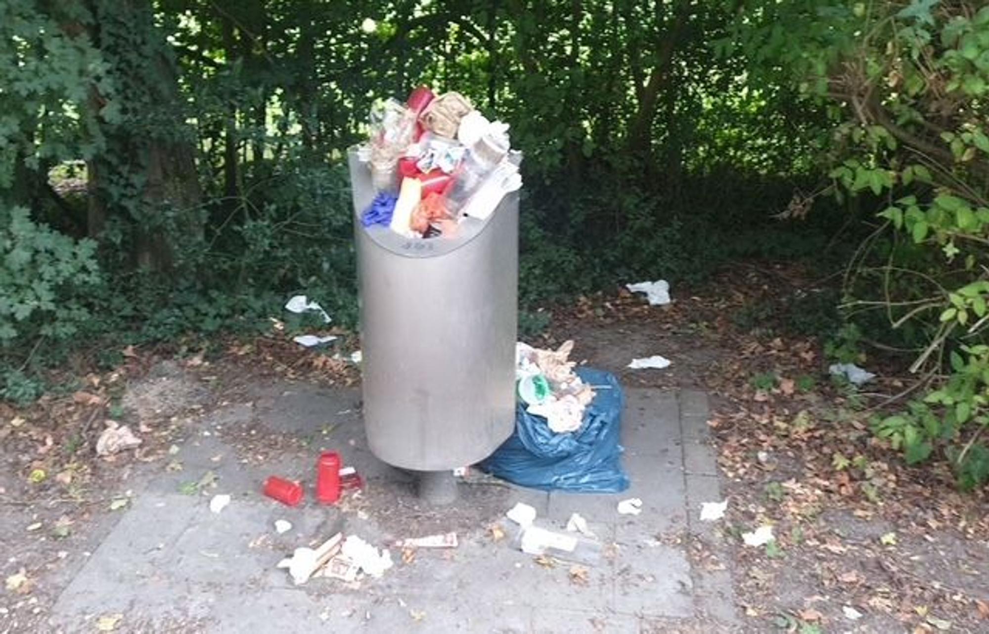 Überfüllte, weil zu kleine Mülleimer, sind an vielen Orten aus Sicht zahlreichen Kölner und Kölnerinnen ein Problem.