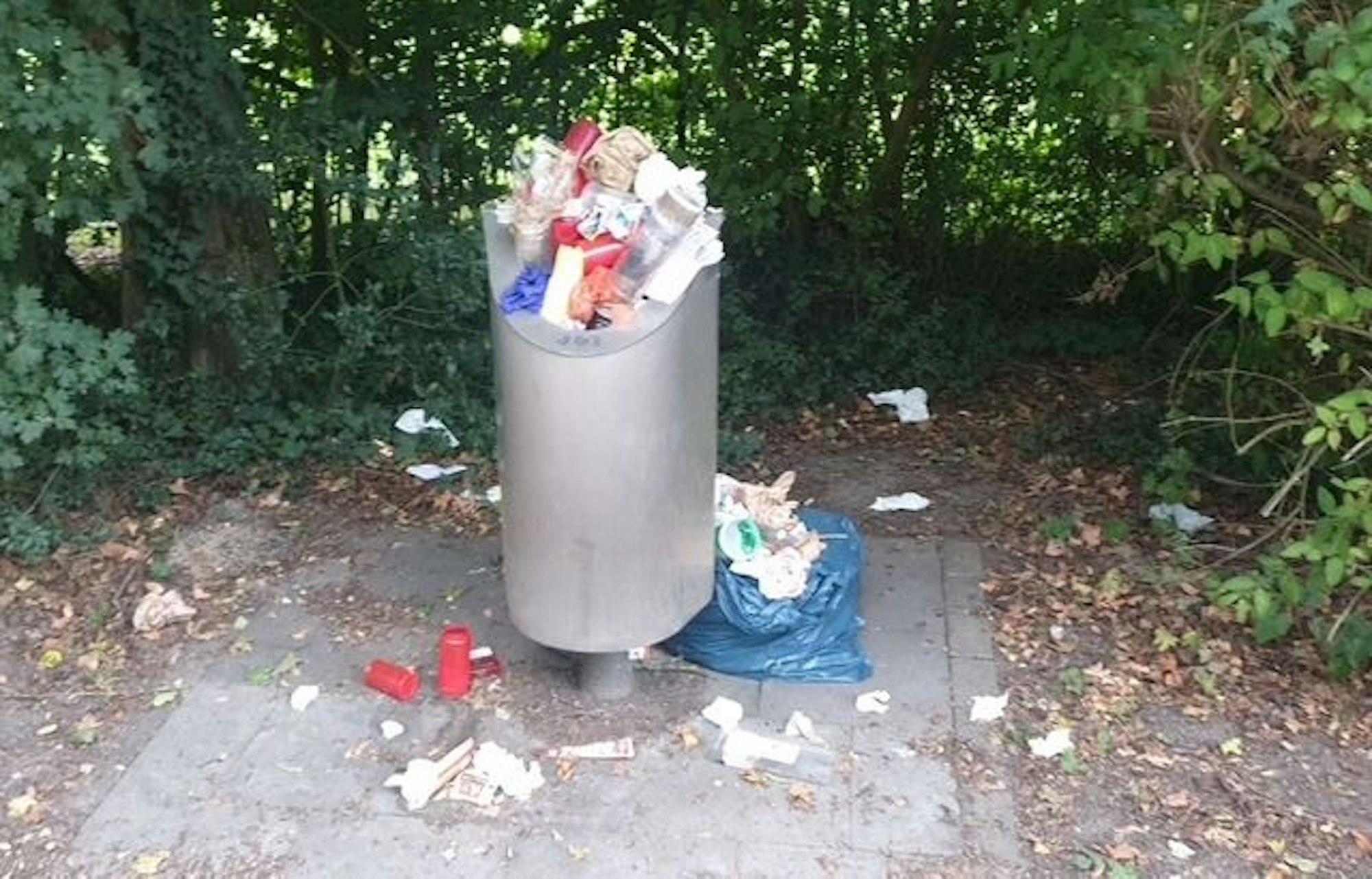 Überfüllte, weil zu kleine Mülleimer, sind an vielen Orten aus Sicht zahlreichen Kölner und Kölnerinnen ein Problem.