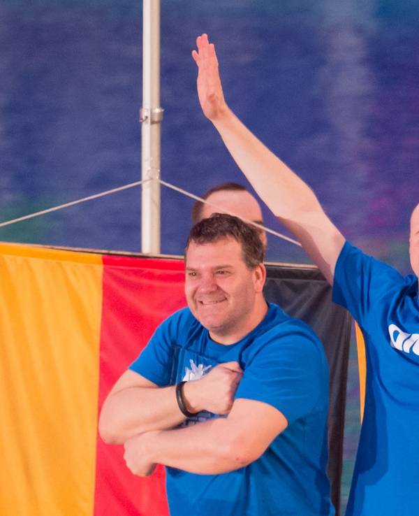 Die Entertainer Stefan Raab (r) und Elton werden für eine neue RTL-Samstagabend-Show gemeinsam vor der Kamera stehen.