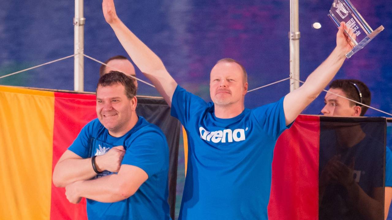 Die Entertainer Stefan Raab (r) und Elton werden für eine neue RTL-Samstagabend-Show gemeinsam vor der Kamera stehen.