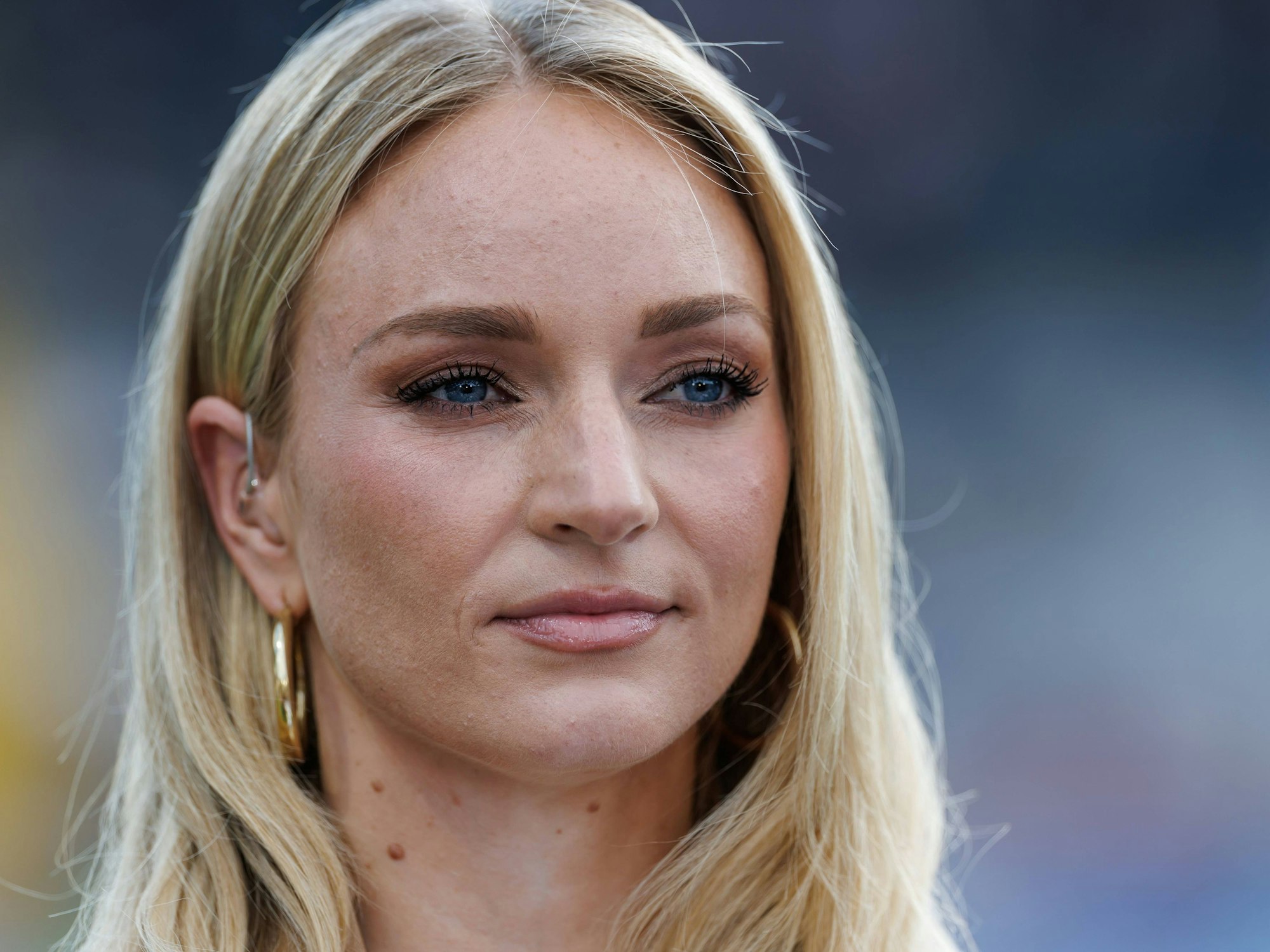 Katharina Kleinfeldt steht am Spielfeldrand und schaut an der Kamera vorbei.