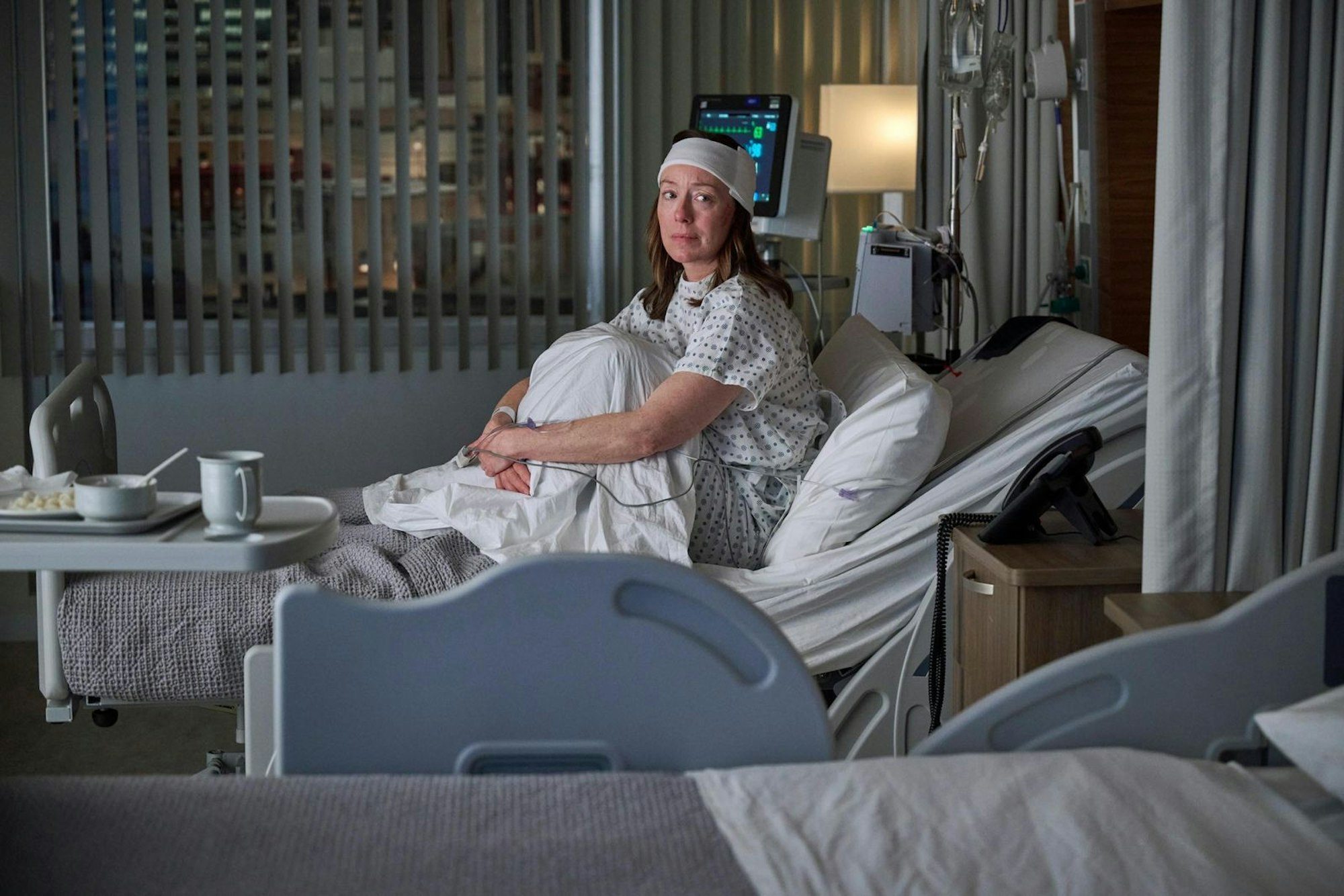 Ärztin Amy (Molly Parker) verliert nach einem Autounfall acht Jahre ihres Gedächtnisses. In der Dramaserie „Doc“ kämpft sie darum, Beruf und Privatleben neu zu ordnen und sich selbst wiederzufinden. (Bild: RTL / 2025 Sony Pictures Entertainment. All Rights Reserved)