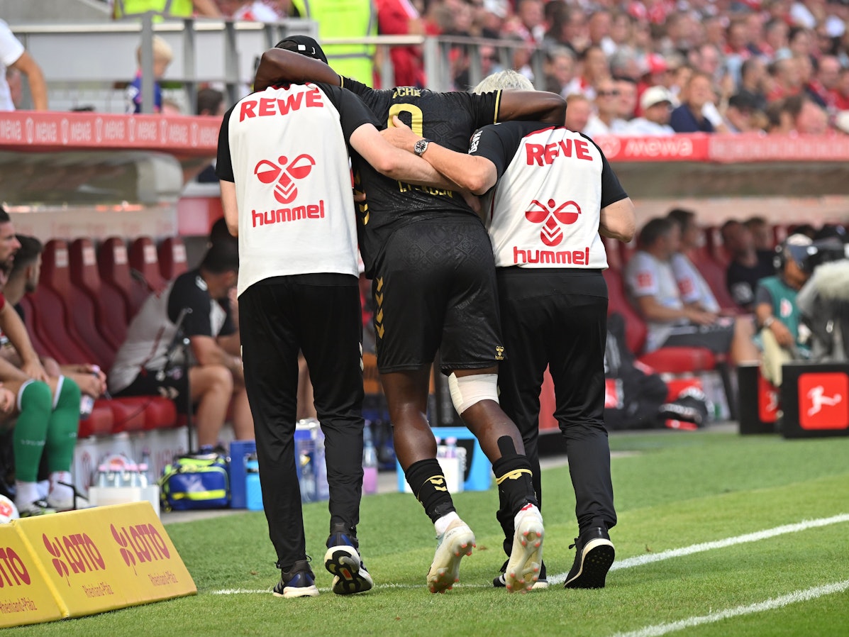 Ragnar Ache wird verletzt vom Platz gebracht.