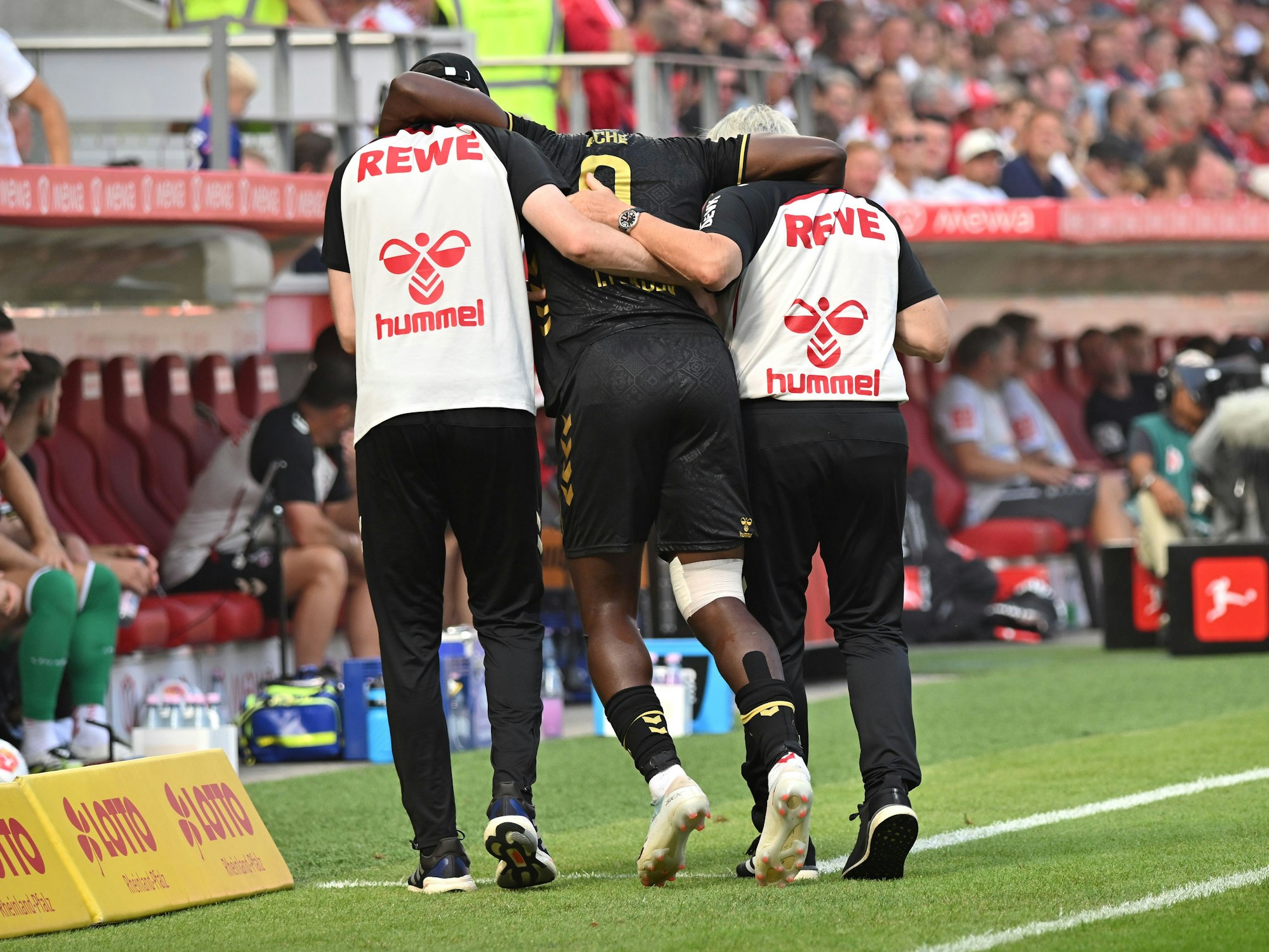 Ragnar Ache wird verletzt vom Platz gebracht.