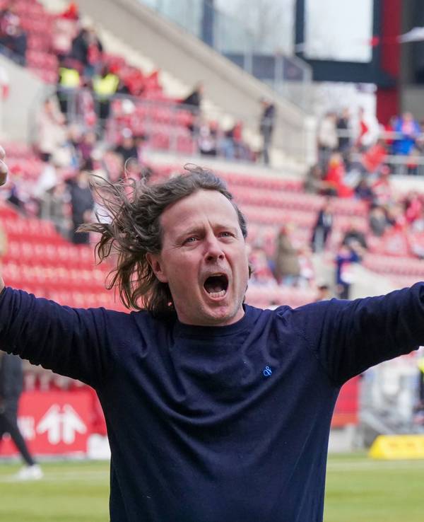 Bo Henriksen jubelt im Mainz-Stadion.