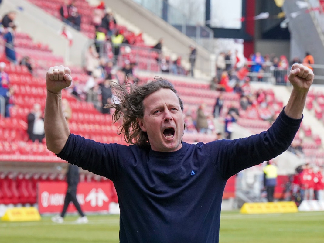 Bo Henriksen jubelt im Mainz-Stadion.