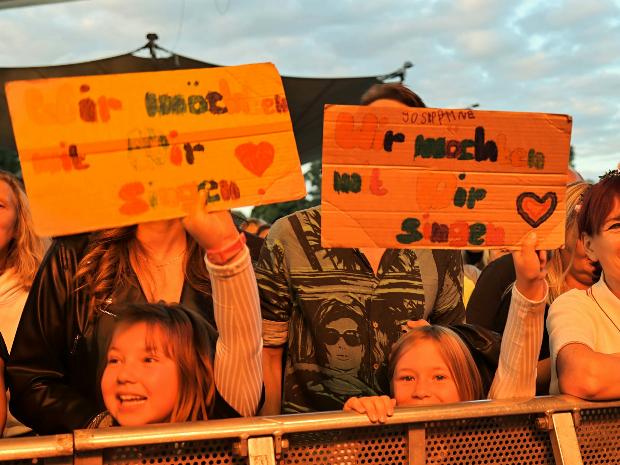 Johanna und ihre Schwester standen mit ihren Eltern in der ersten Reihe und konnten kaum über die Absperrgitter schauen.