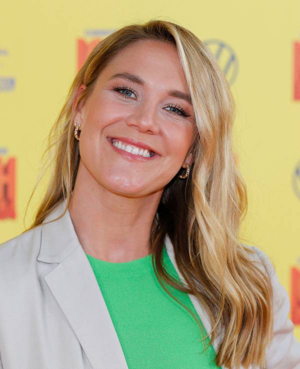 Alina Merkau lacht.