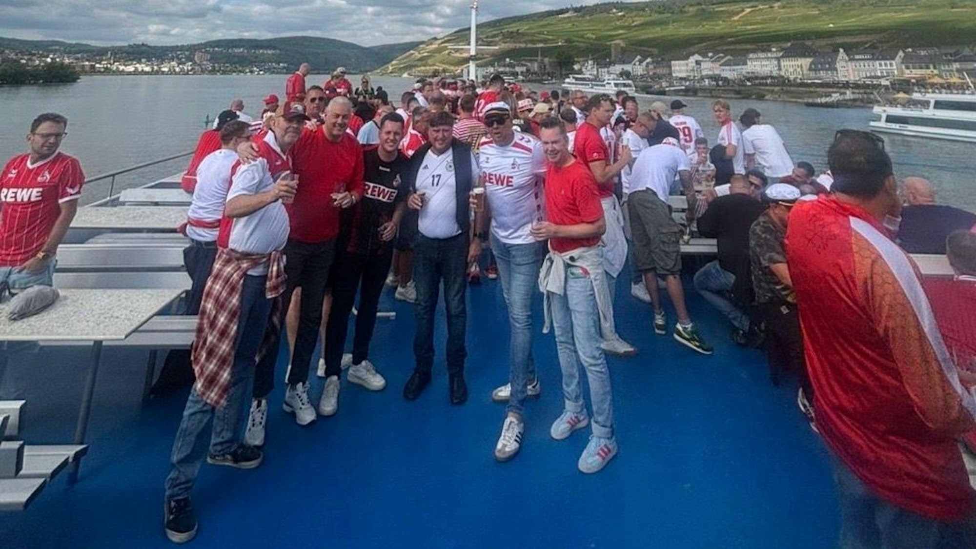 FC-Fans reisen mit dem Schiff nach Mainz.