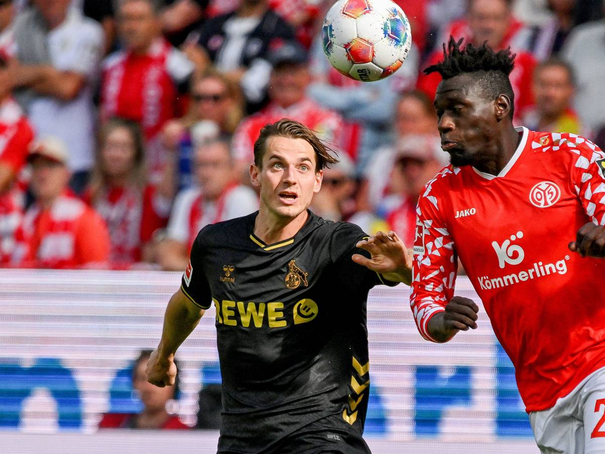 Jakub Kaminski im Zweikampf mit Danny da Costa.