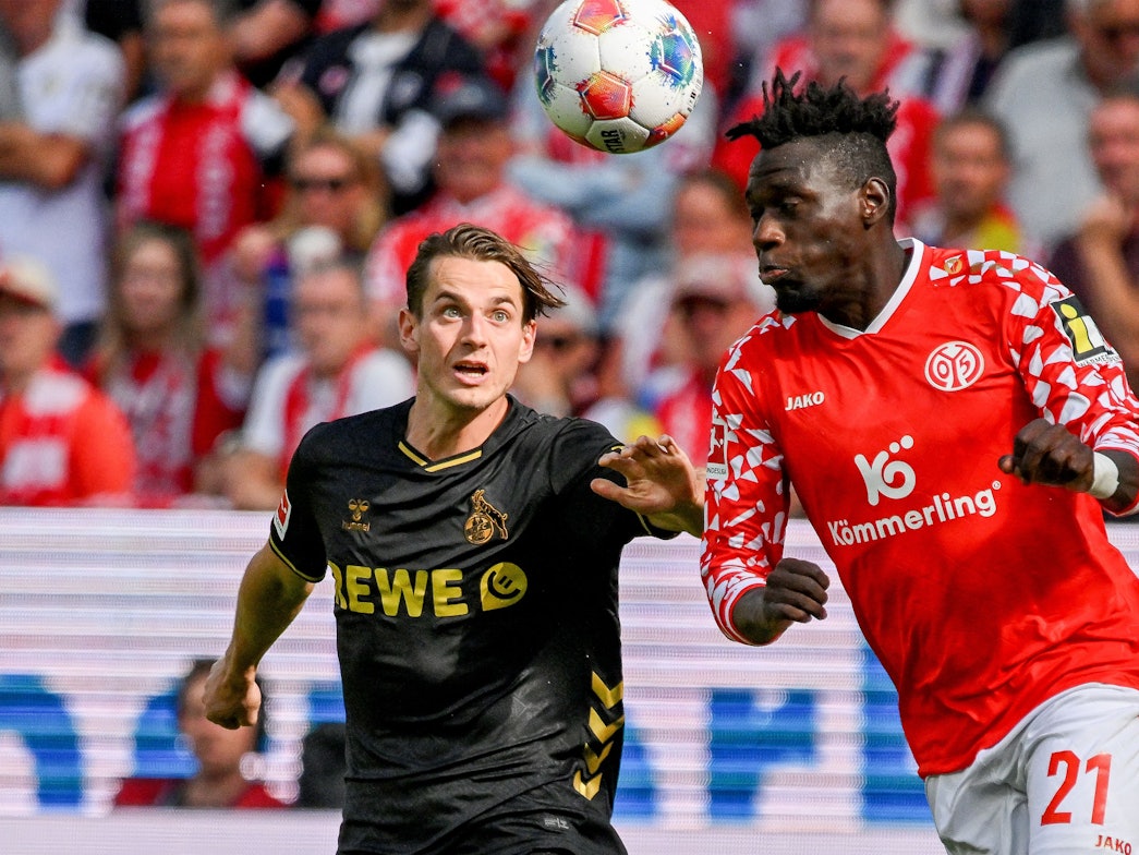 Jakub Kaminski im Zweikampf mit Danny da Costa.