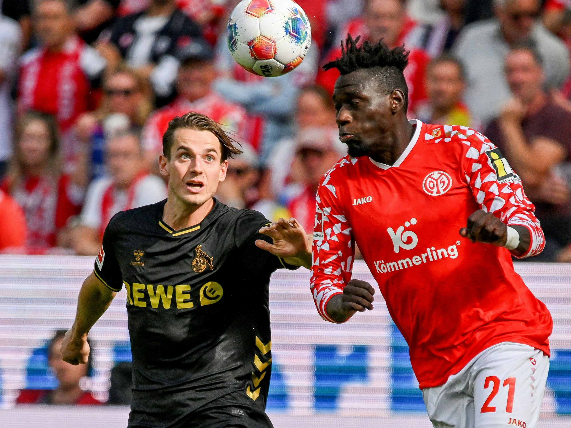 Jakub Kaminski im Zweikampf mit Danny da Costa.