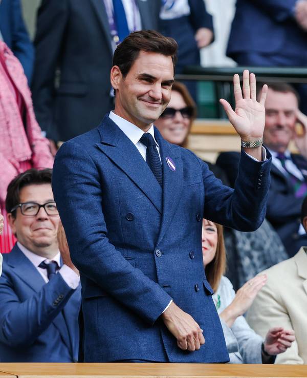 Roger Federer grüßt das Publikum bei Wimbledon 2025 vor dem Spiel Alex de Minaur gegen Novak Djokovic am 7. Juli 2025.