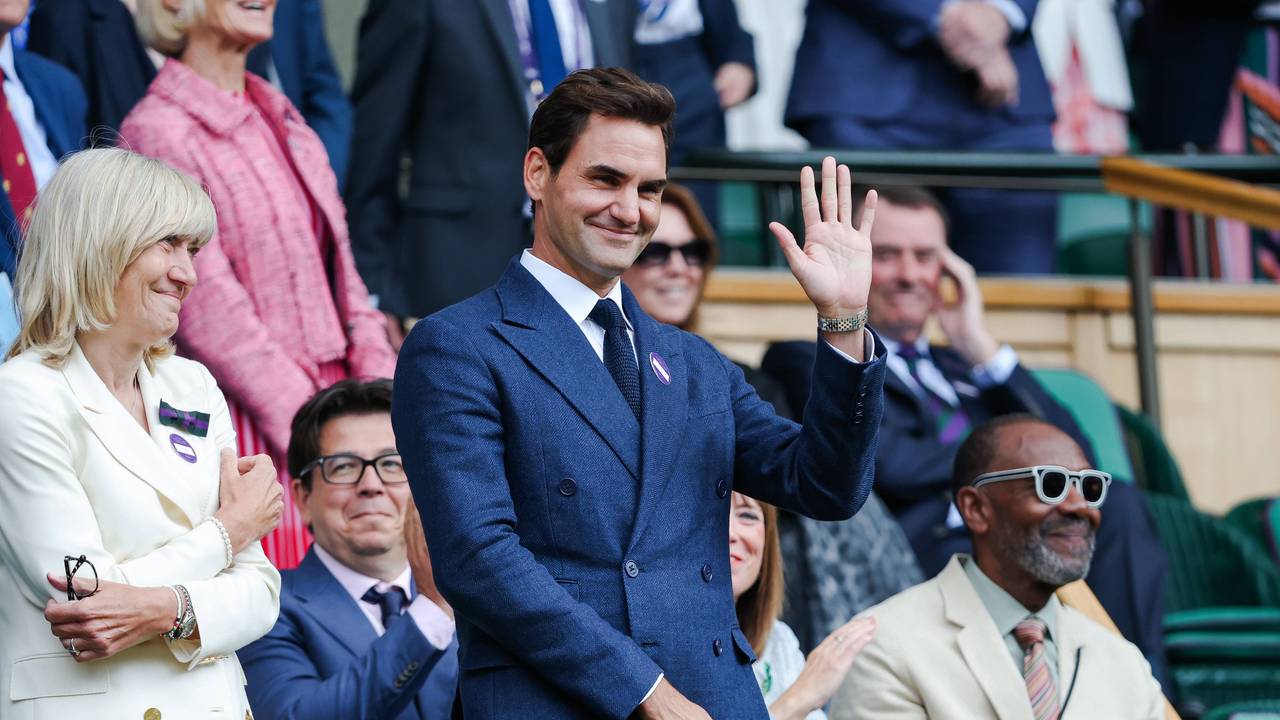 Roger Federer grüßt das Publikum bei Wimbledon 2025 vor dem Spiel Alex de Minaur gegen Novak Djokovic am 7. Juli 2025.