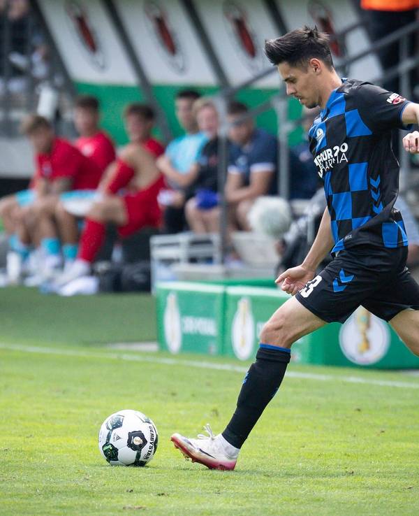 Raphael Obermair führt einen Freistoß aus.
