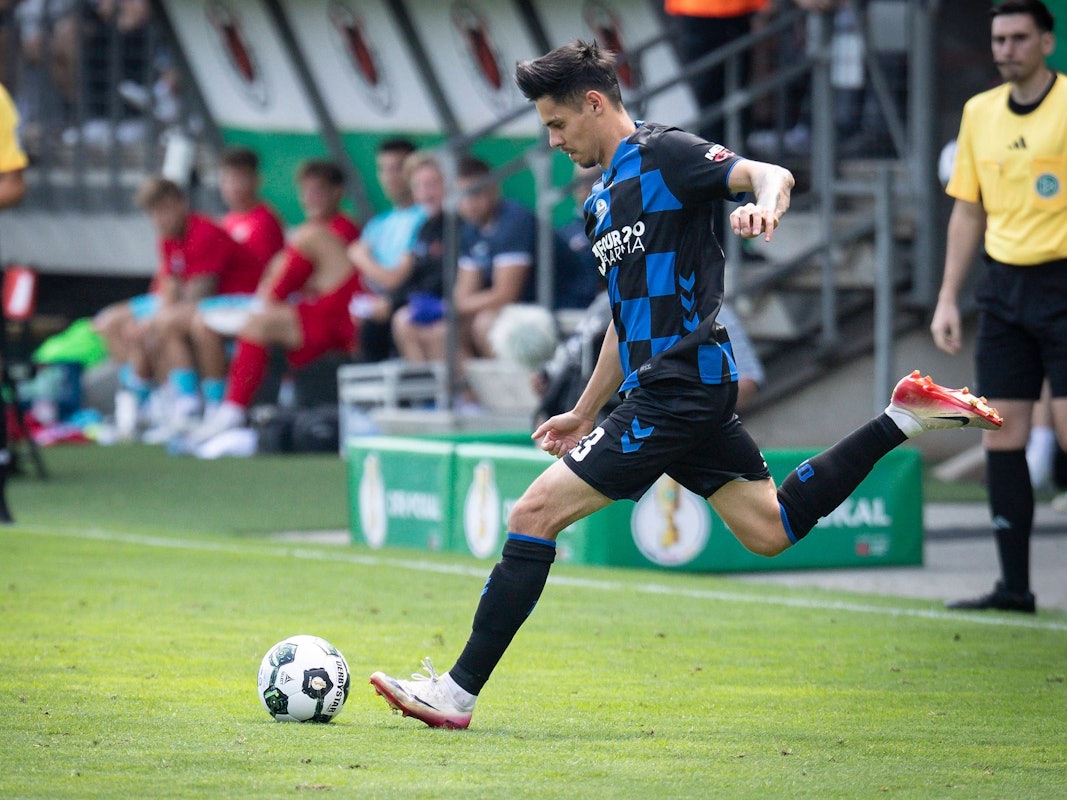 Raphael Obermair führt einen Freistoß aus.