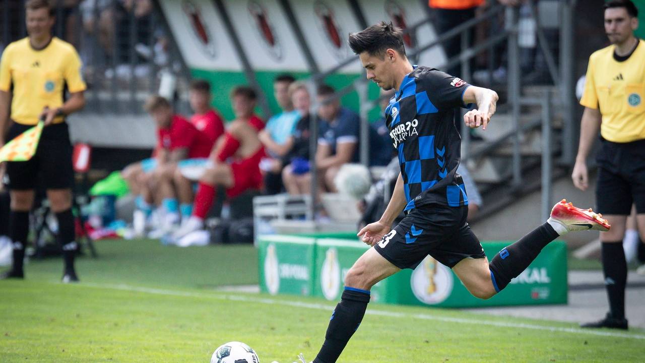Raphael Obermair führt einen Freistoß aus.