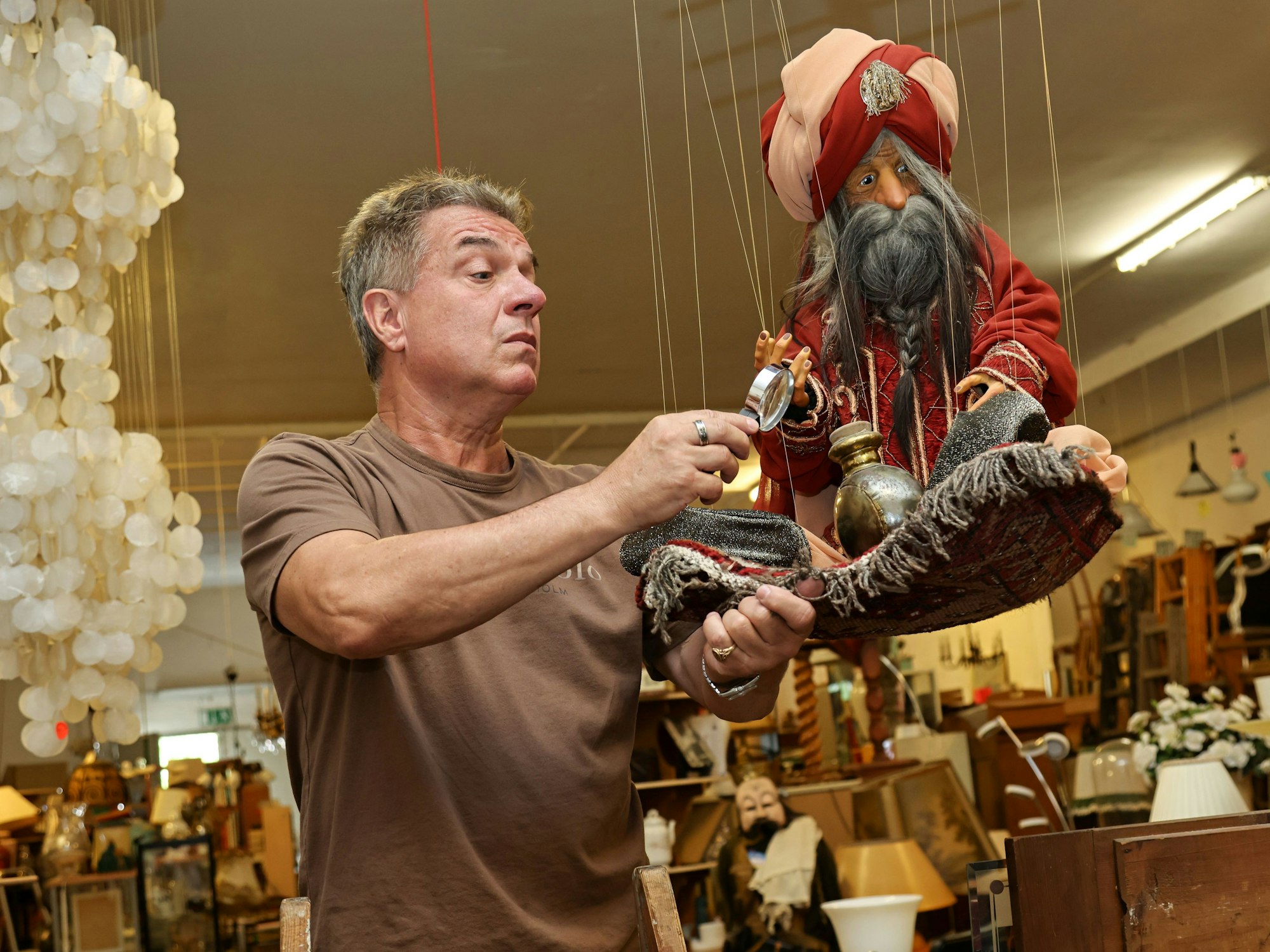 Linus schaut sich mit der Lupe einen „fliegenden Teppich“ an.