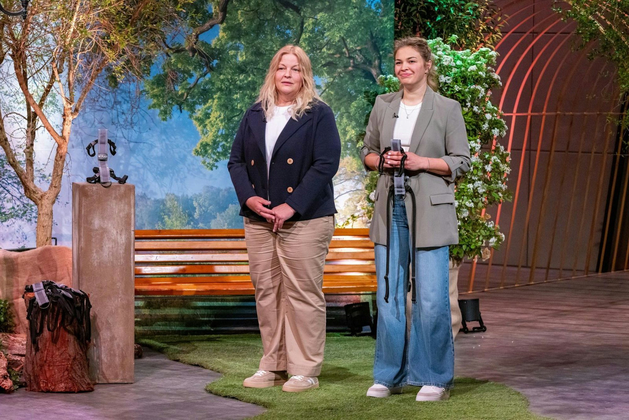 Andrea Heuser (l.) ist großer „Höhle der Löwen“-Fan, doch niemand will in ihre Hundeleine „dogs-guard“ investieren. (Bild: RTL / Bernd-Michael Maurer)