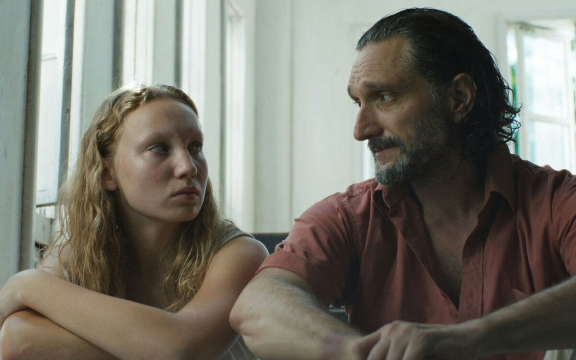 Nächste Sprosse in der Karriereleiter: In dem Drama „Transamazonia“ spielt Helena Zengel eine junge Frau, die als einzige einen Flugzeugabsturz im Amazonasbecken überlebt hat. Durch den Einfluss ihres Prediger-Vater (Jeremy Xido, rechts) glauben die Einheimischen, sie sei eine Wunderheilerin. (Bild: Pandora Film)