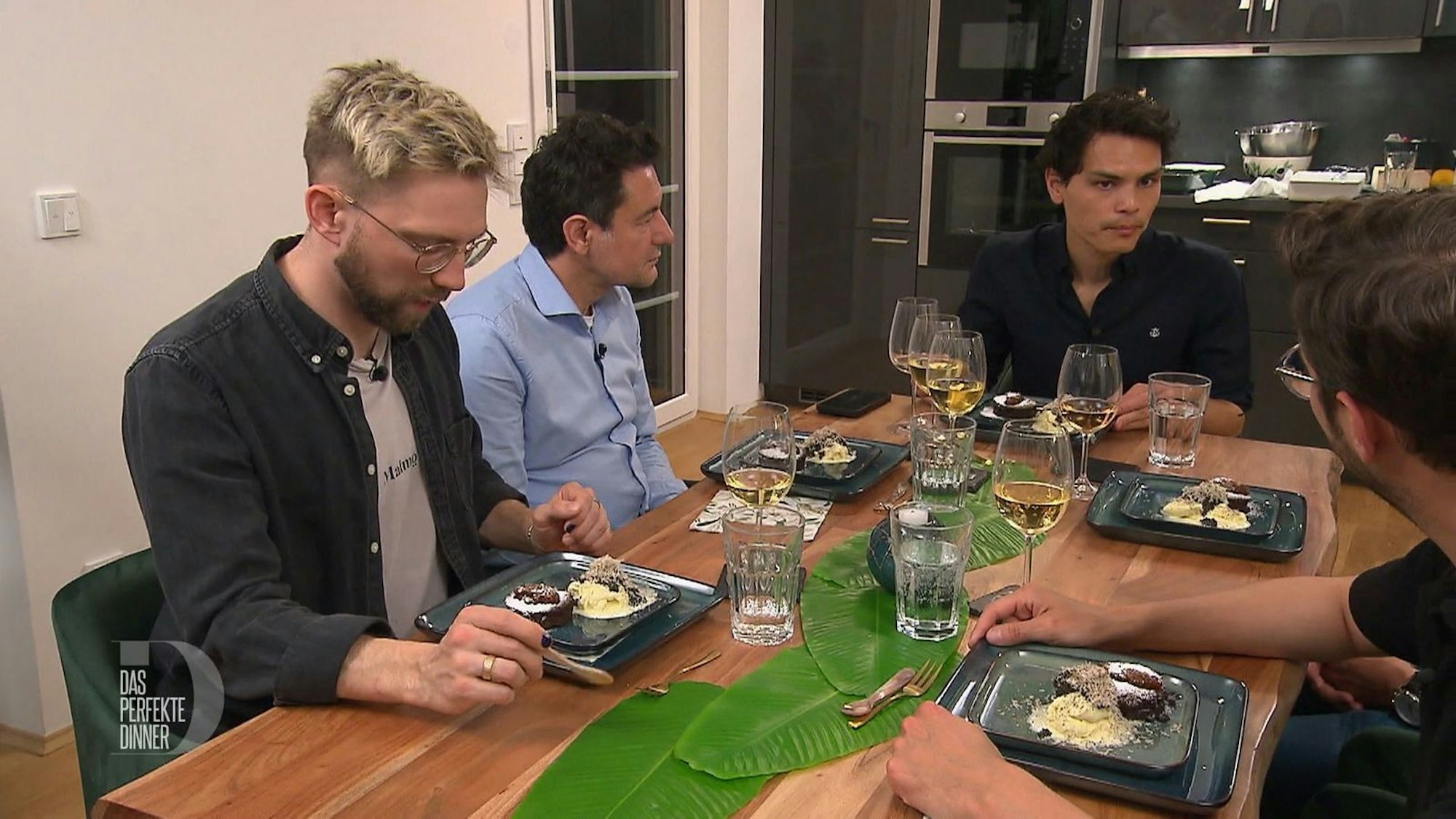 Das von allen mit Spannung erwartete Trüffel-Kaviar-Dessert steht auf dem Tisch.
(Bild: RTL)