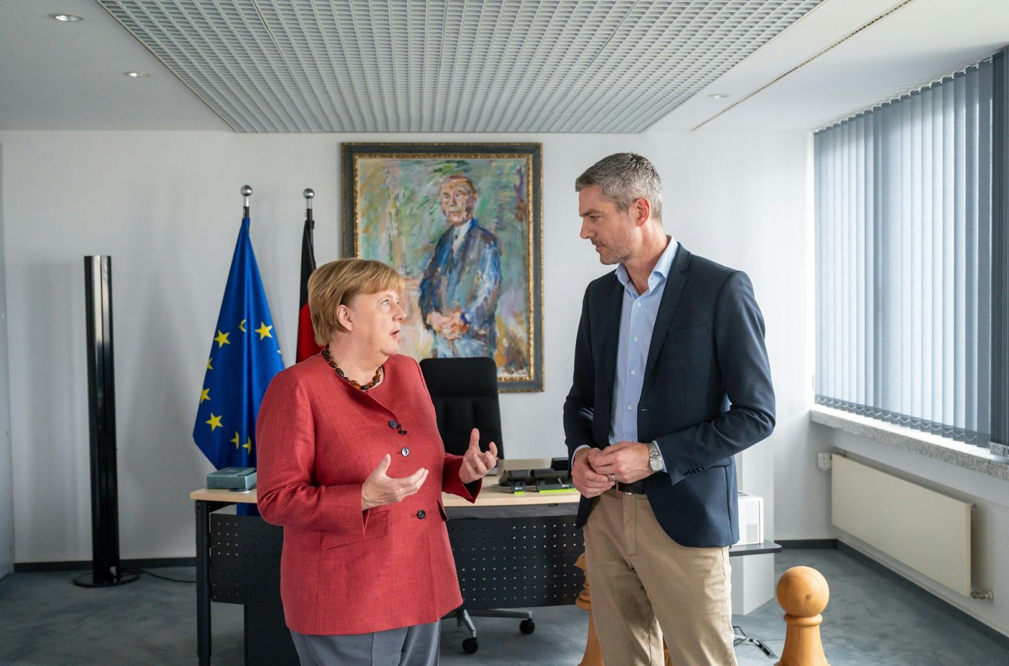 Angela Merkel empfängt Ingo Zamperoni zum Interview in ihrem Büro in Berlin. (Bild: NDR/ Thomas Ernst)