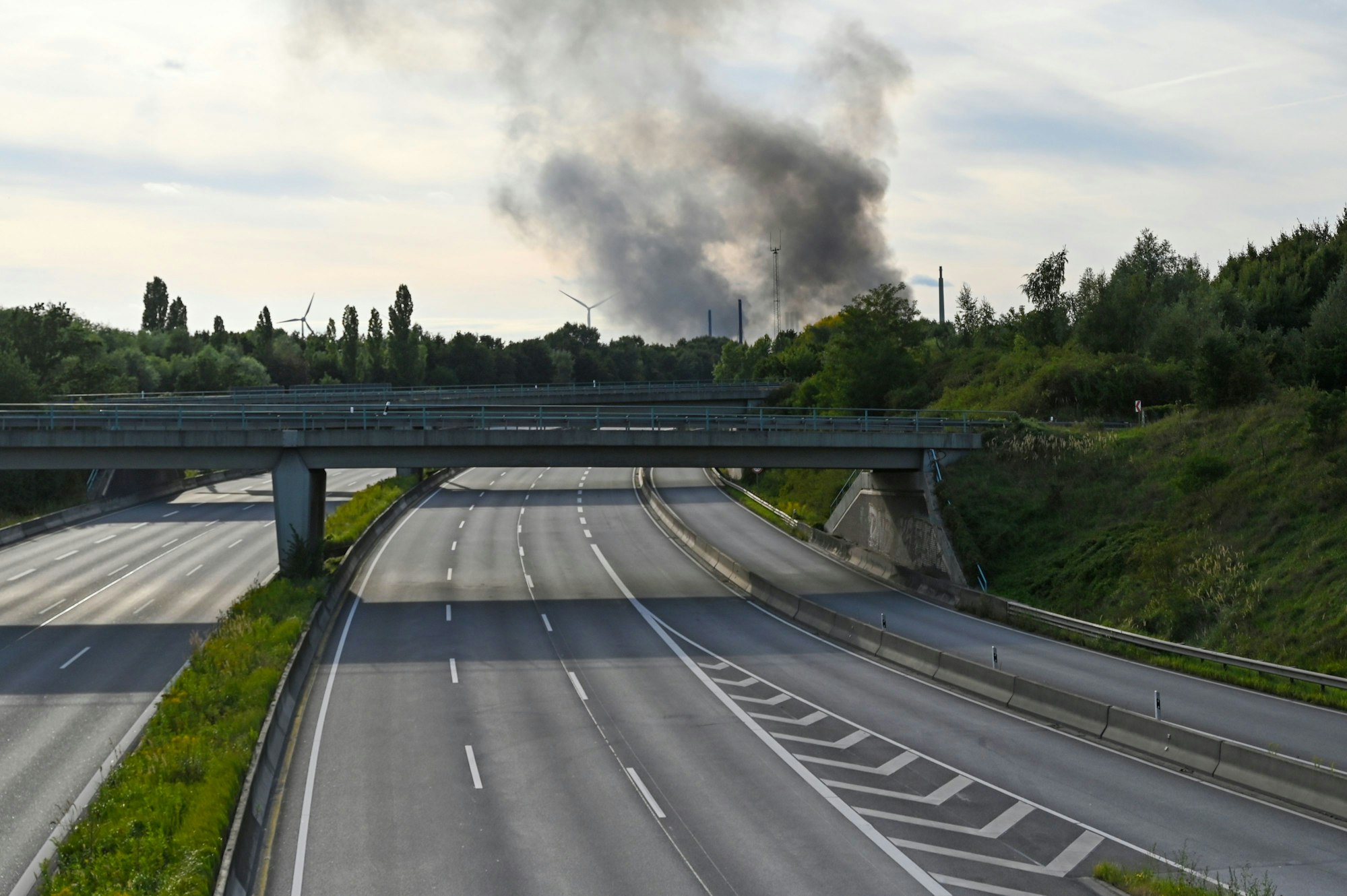 Der Abschnitt der Autobahn A1 in Hamburg-Moorfleet ist nach der Räumung durch Polizei und Feuerwehr frei von Autos.