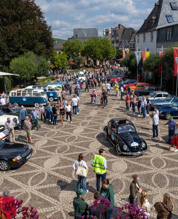 Die Oldtimer der Rallye auf dem Marktplatz in Ahrweiler.