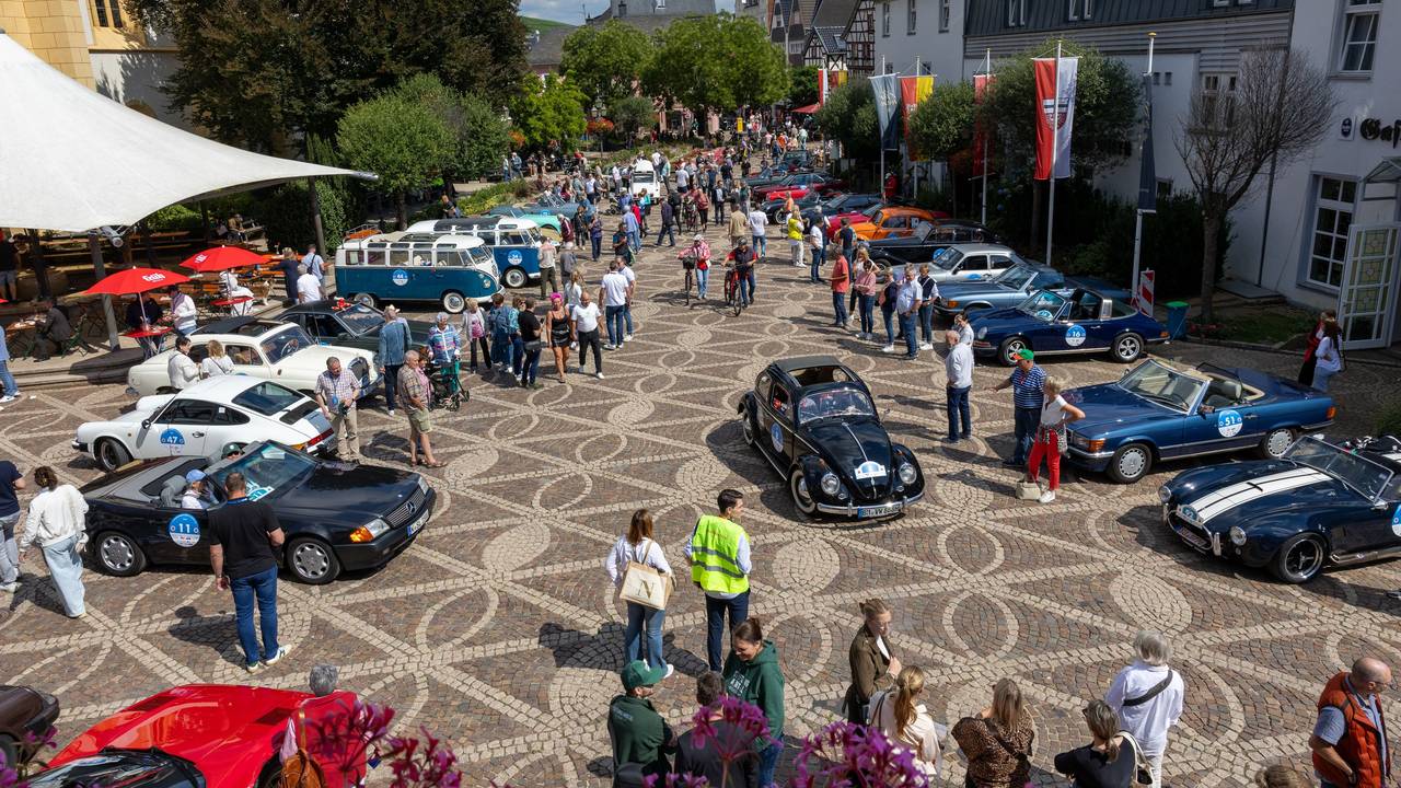 Die Oldtimer der Rallye auf dem Marktplatz in Ahrweiler.