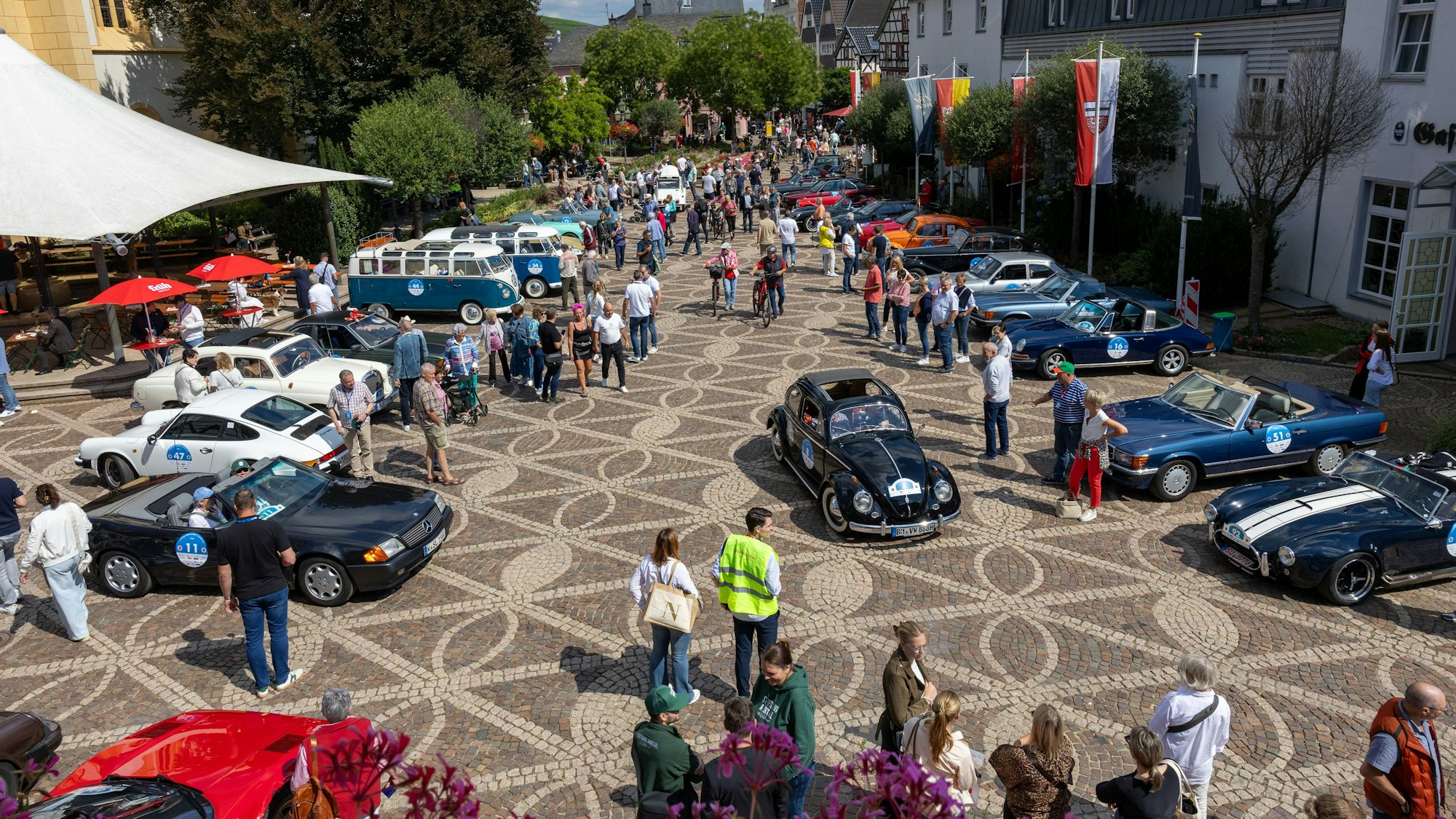 Die Oldtimer der Rallye auf dem Marktplatz in Ahrweiler.