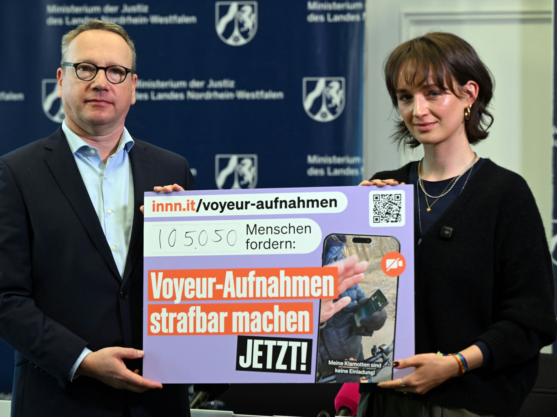 Die Kölnerin Yanni Gentsch übergibt eine Petition mit der Forderung „Voyeur-Aufnahmen strafbar machen“ an NRW-Justizminister Benjamin Limbach.