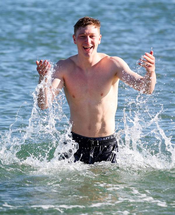 Clemens Riedel genießt das Bad im Meer.