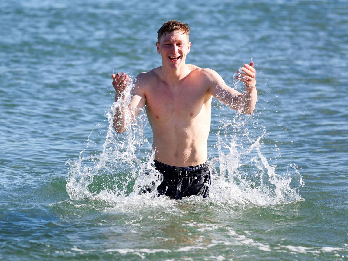 Clemens Riedel genießt das Bad im Meer.