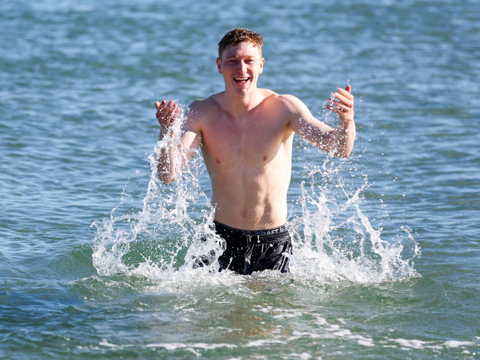 Clemens Riedel genießt das Bad im Meer.