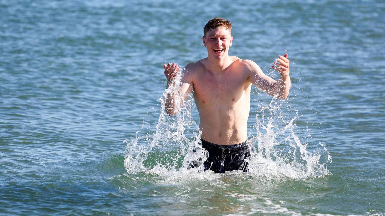 Clemens Riedel genießt das Bad im Meer.