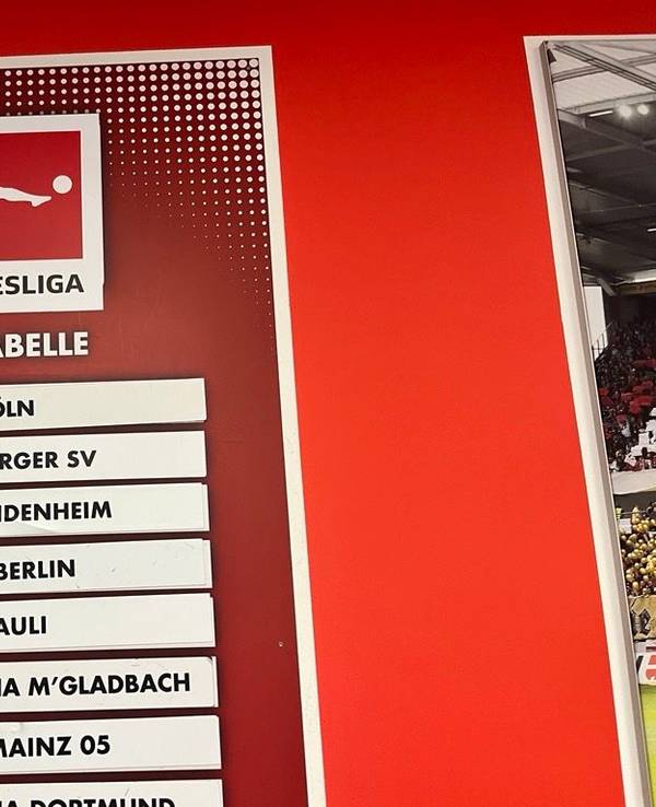 Diese Bundesliga-Tabelle hing am 25. August 2025 in Mainz in den Katakomben des Stadions. Der1. FC Köln ist hier Tabellenführer, hatte zuvor 1:0 in Mainz gewonnen.