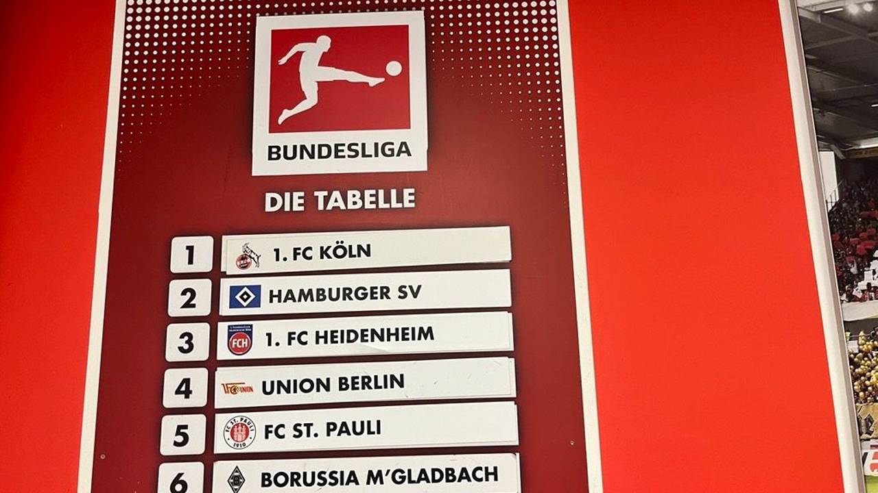 Diese Bundesliga-Tabelle hing am 25. August 2025 in Mainz in den Katakomben des Stadions. Der1. FC Köln ist hier Tabellenführer, hatte zuvor 1:0 in Mainz gewonnen.