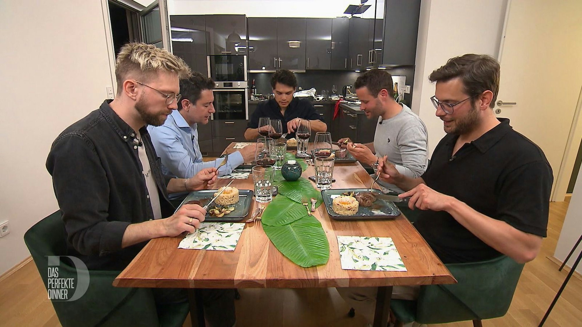 Das gebeizte Ei auf dem Risotto wirft Fragen auf.
(Bild: RTL)