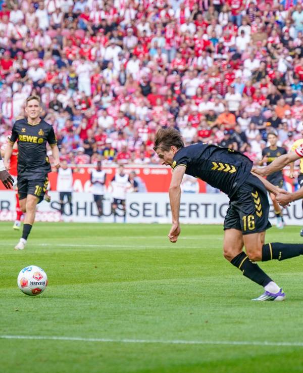 Jakub Kaminski entwischt Paul Nebel, der zieht die Notbremse, für die es im Spiel gegen den 1. FC Köln die Rote Karte gibt.