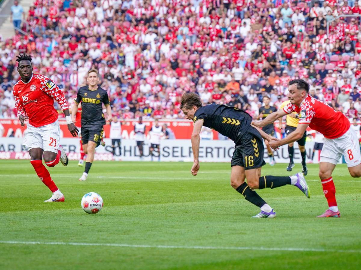 Jakub Kaminski entwischt Paul Nebel, der zieht die Notbremse, für die es im Spiel gegen den 1. FC Köln die Rote Karte gibt.