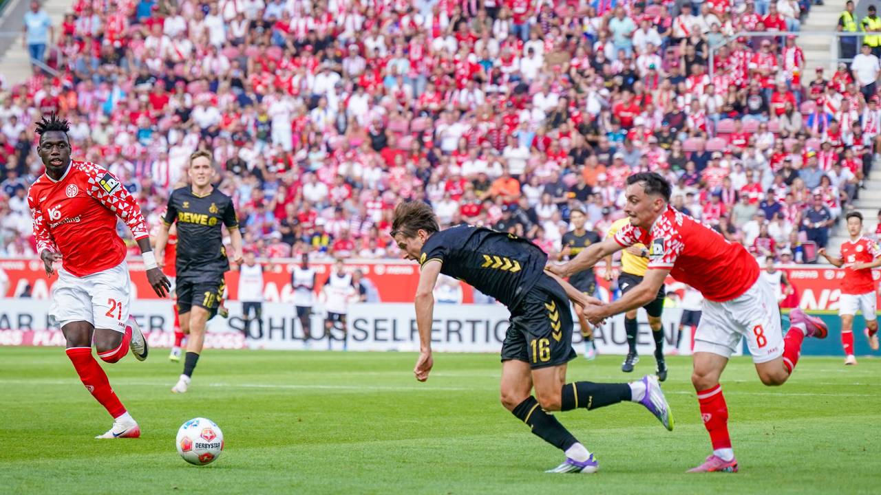 Jakub Kaminski entwischt Paul Nebel, der zieht die Notbremse, für die es im Spiel gegen den 1. FC Köln die Rote Karte gibt.