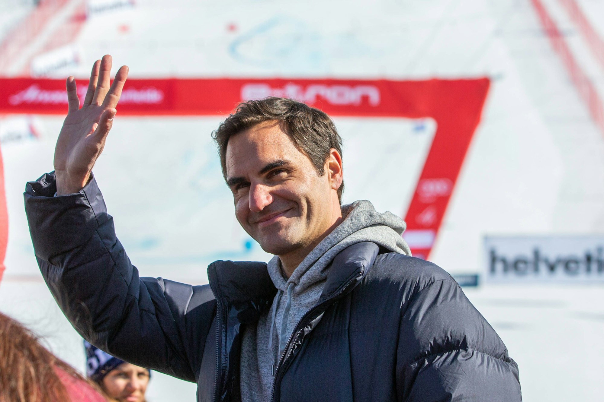Roger Federer winkt mit dem rechten Arm.