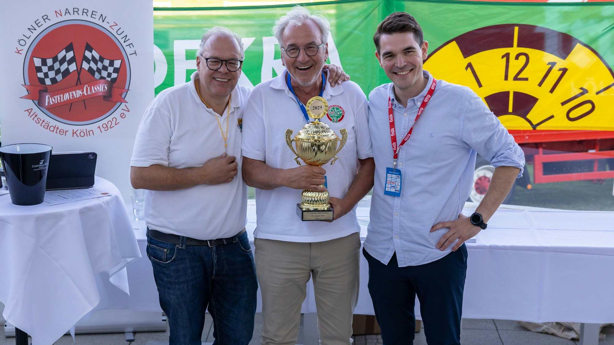 Hans Kölschbach mit Siegerpokal beim Oldtimer-Rennen.