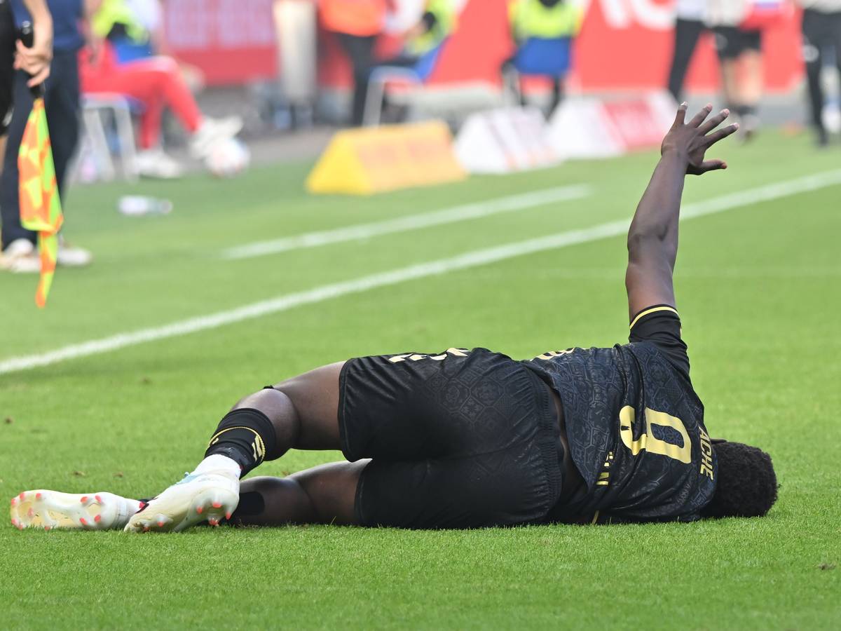 Ragnar Ache (1. FC Köln) liegt am 24. August 2025 verletzt auf dem Platz in Mainz.