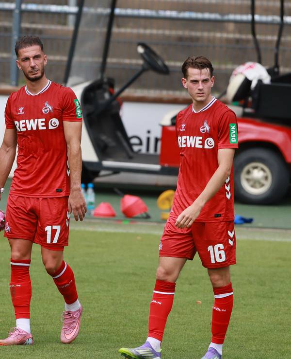 FC-Profi Leart Pacarada (M.) am 3. August 2025 beim Testspiel gegen Vitesse Arnheim.