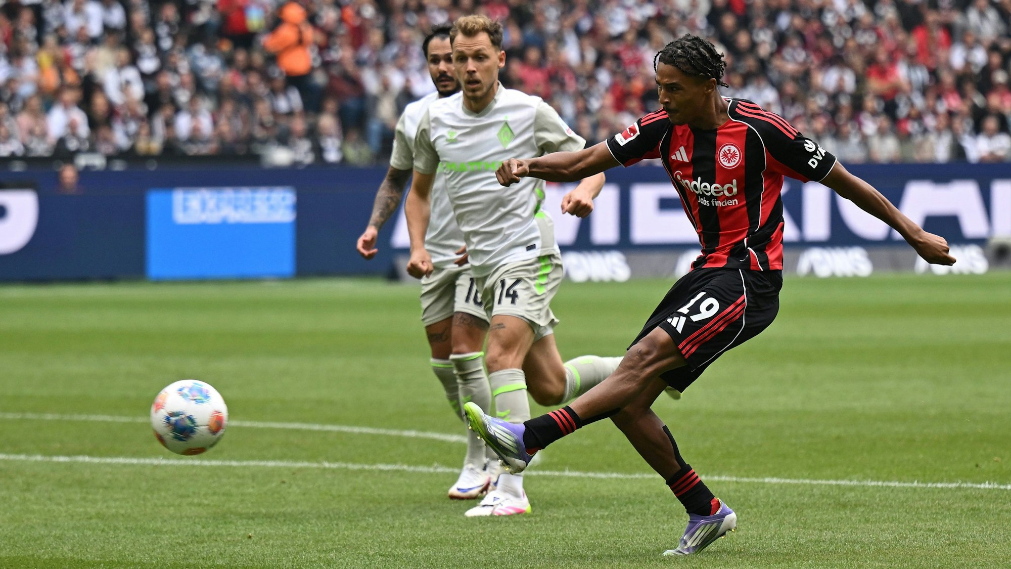 Jean-Matteo Bahoya entwischt seinen Gegenspielern von Werder Bremen.