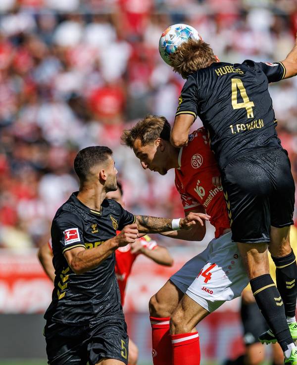 Nelson Weiper im Kopfballduell gegen Timo Hübers.