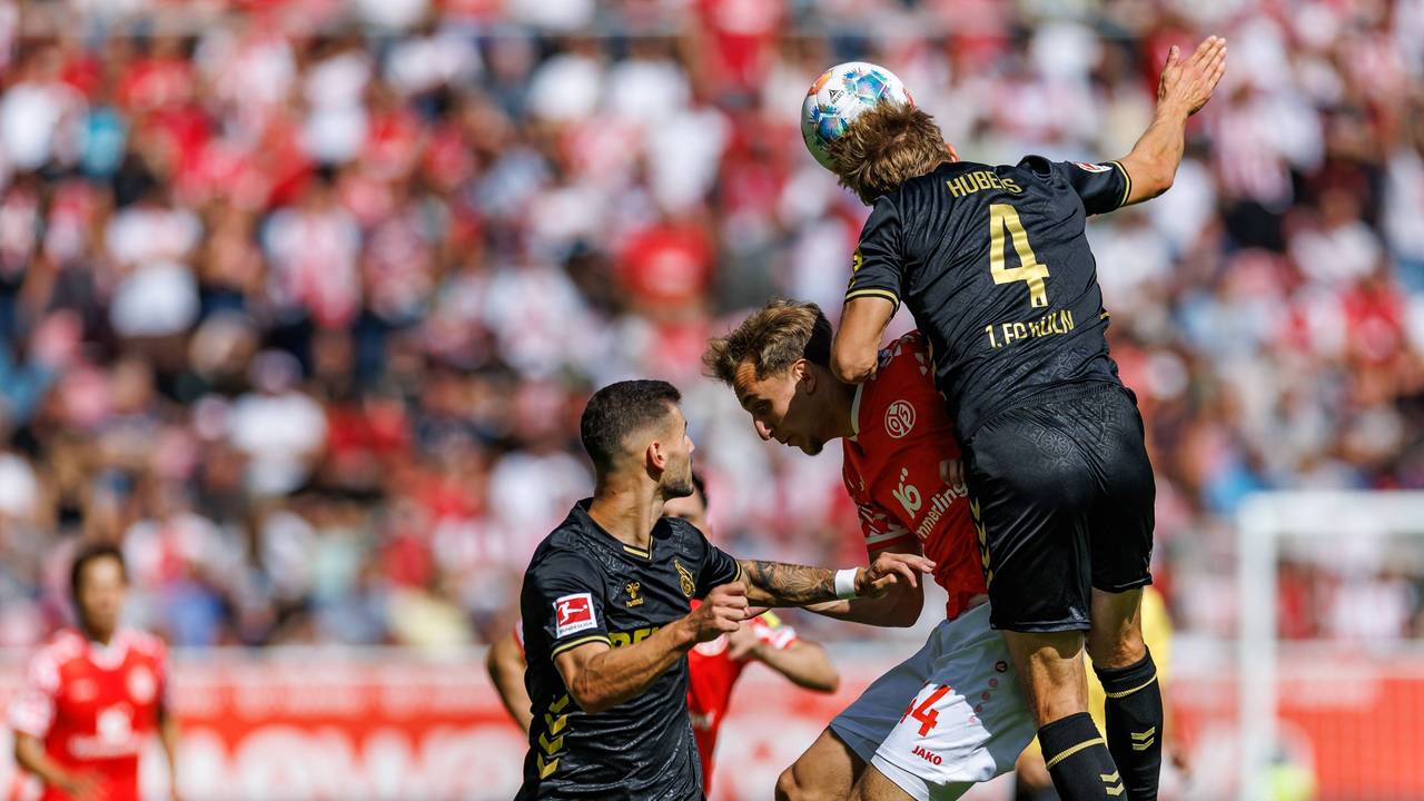 Nelson Weiper im Kopfballduell gegen Timo Hübers.