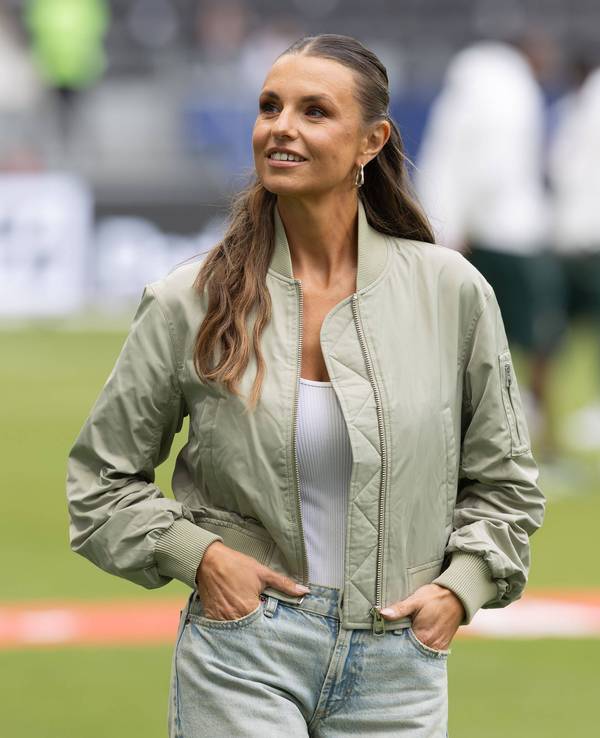 Moderatorin Laura Wontorra am 23. August 2025 beim Spiel zwischen Werder Bremen und Eintracht Frankfurt.